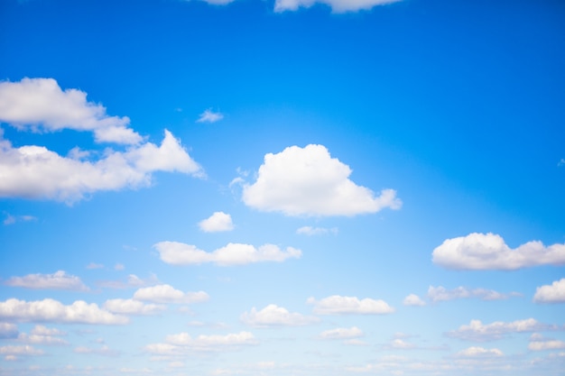 小さな雲と青い空の背景。