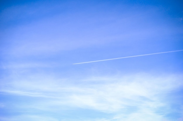 小さな雲の青い空の背景