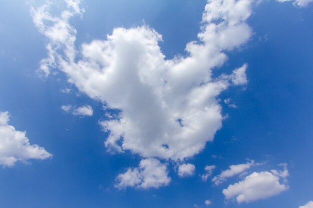 小さな雲と青い空を背景