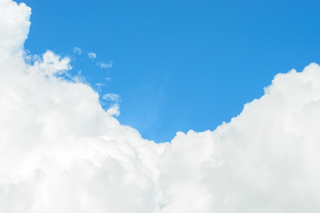 小さな雲と青い空の背景。