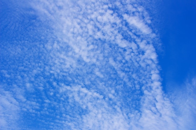 Foto priorità bassa del cielo blu con nuvole minuscole