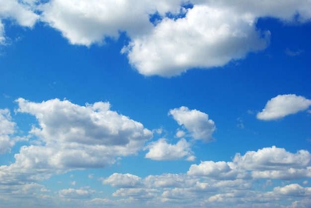 小さな雲と青い空の背景