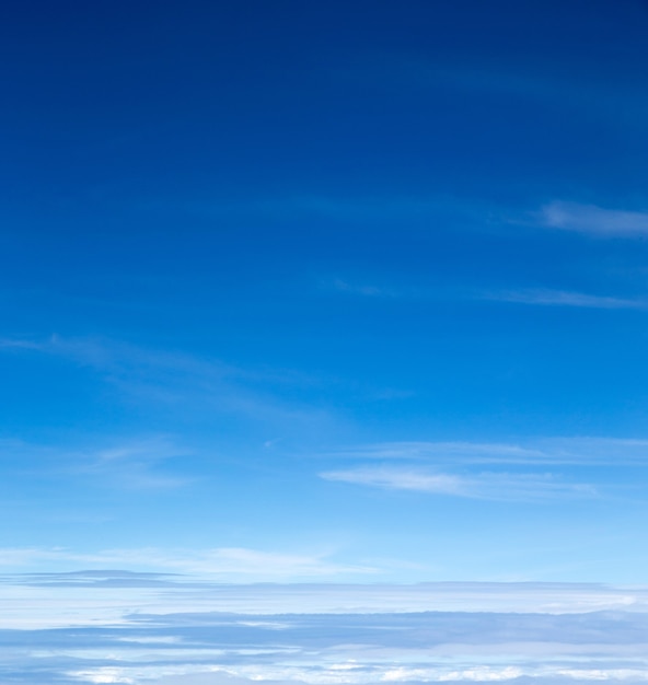 小さな雲と青い空の背景