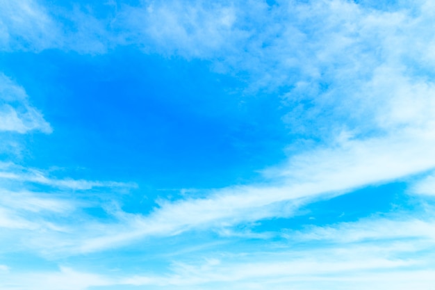 小さな雲と青い空の背景