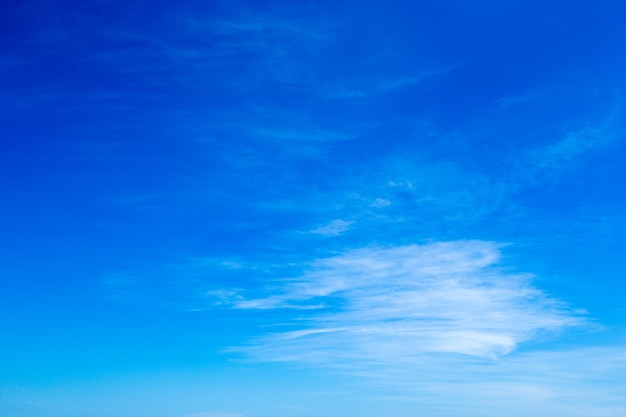 写真 小さな雲と青い空の背景。