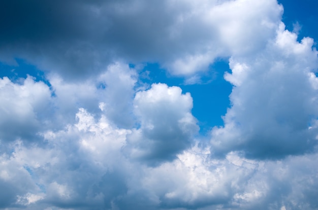 小さな雲と青い空の背景