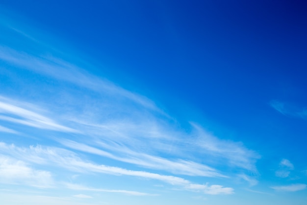 Photo blue sky background with tiny clouds