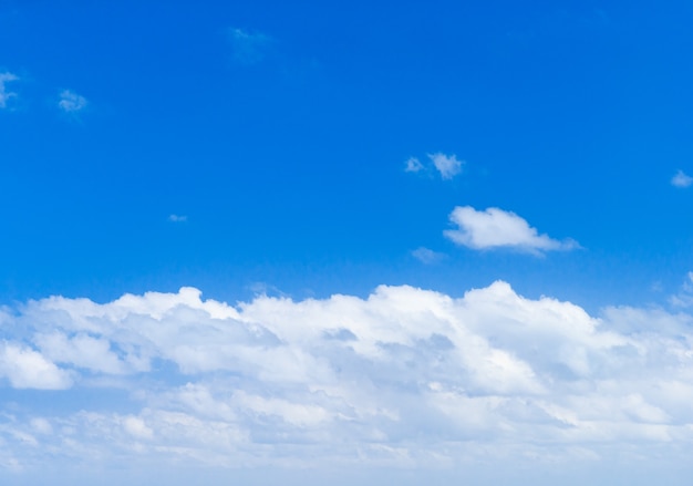 Foto sfondo del cielo blu con nuvole minuscole