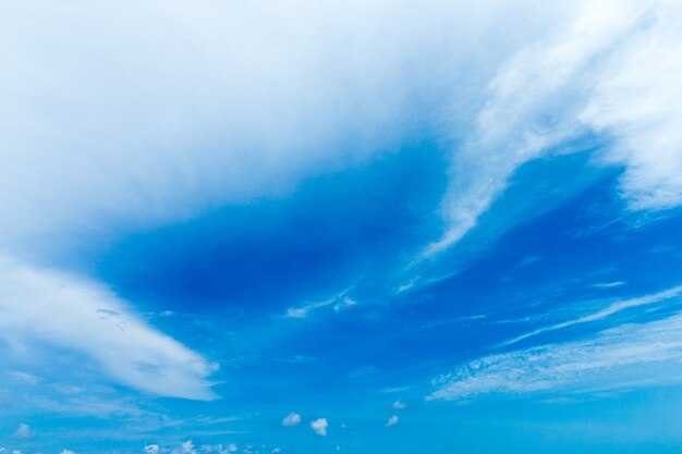 小さな雲と青い空の背景