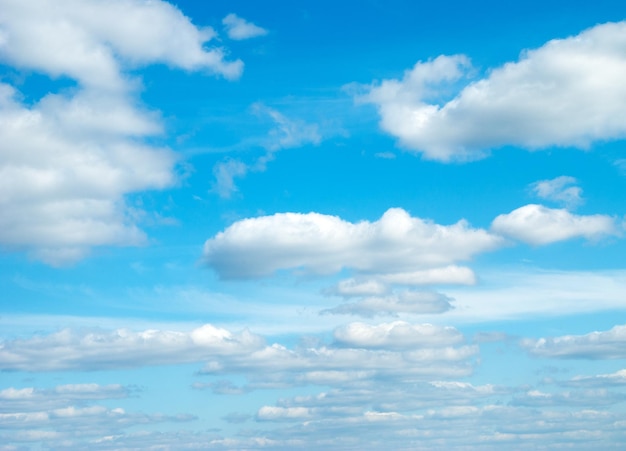 小さな雲と青い空の背景