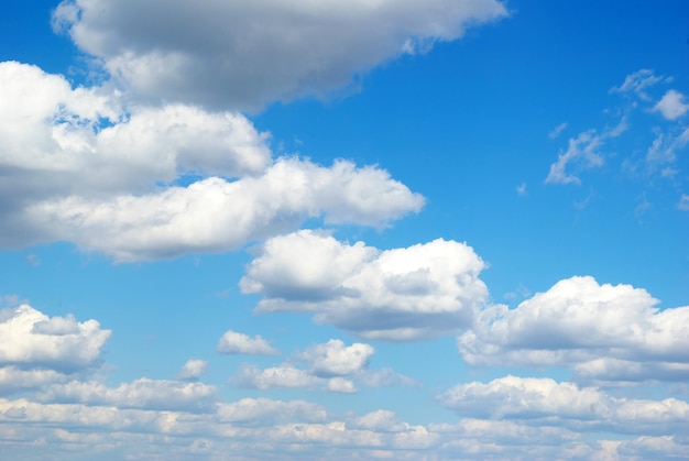 小さな雲と青い空の背景