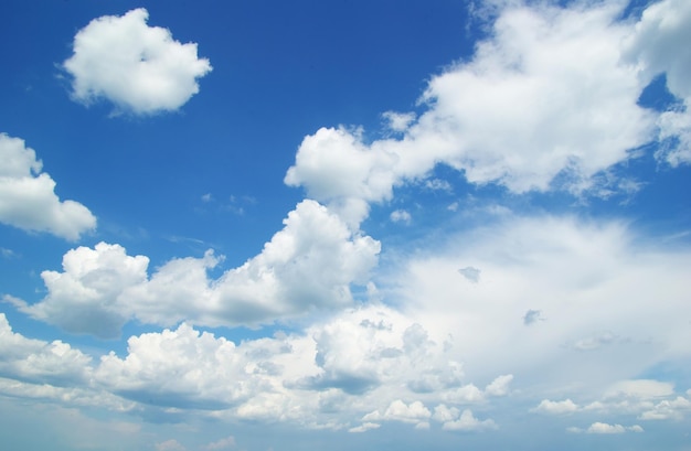 小さな雲と青い空の背景