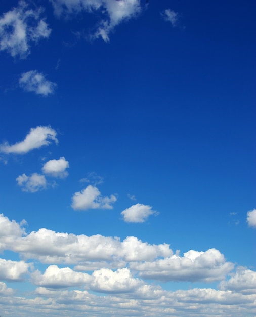 小さな雲と青い空の背景