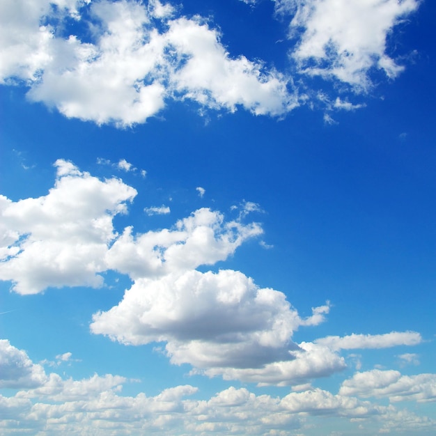 小さな雲と青い空の背景