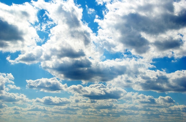 小さな雲と青い空の背景