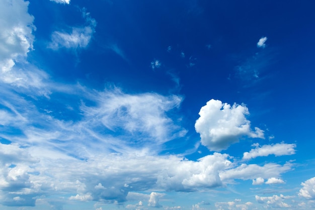 Photo blue sky background with tiny clouds