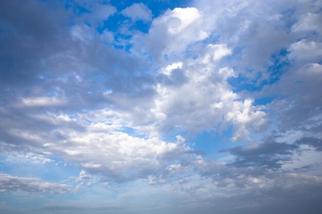 голубое небо с крошечными облаками