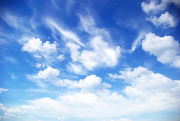 Голубое небо фон с крошечными облаками