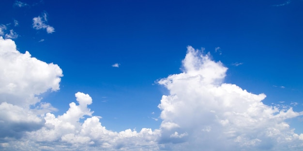 小さな雲の青い空の背景