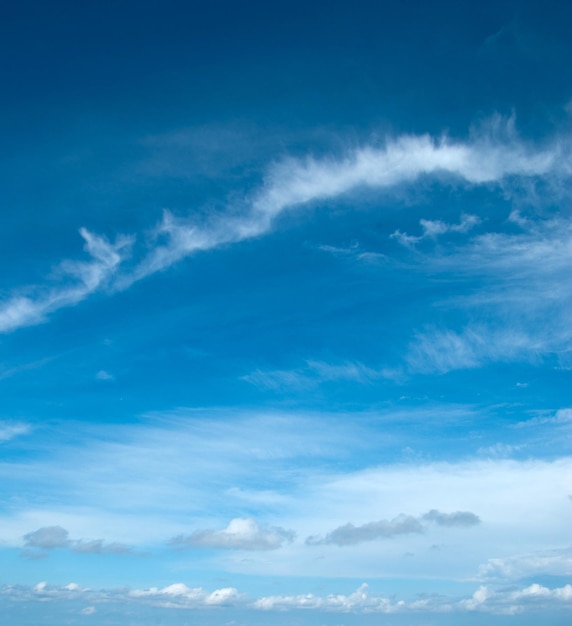 小さな雲の青い空の背景