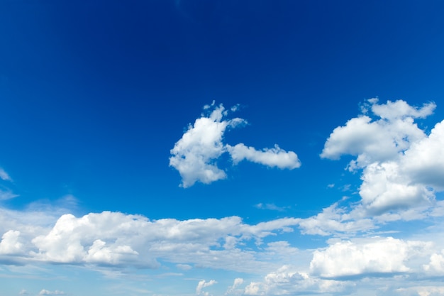 小さな雲と青い空を背景