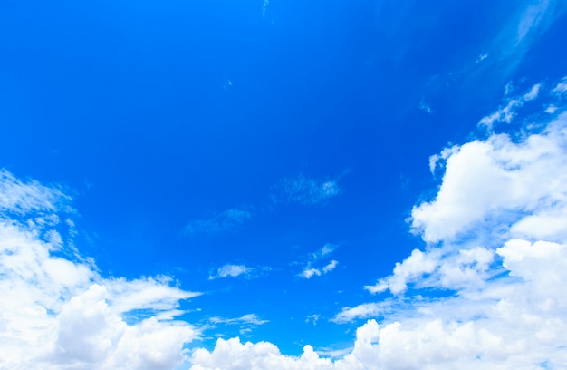 작은 구름과 푸른 하늘 배경