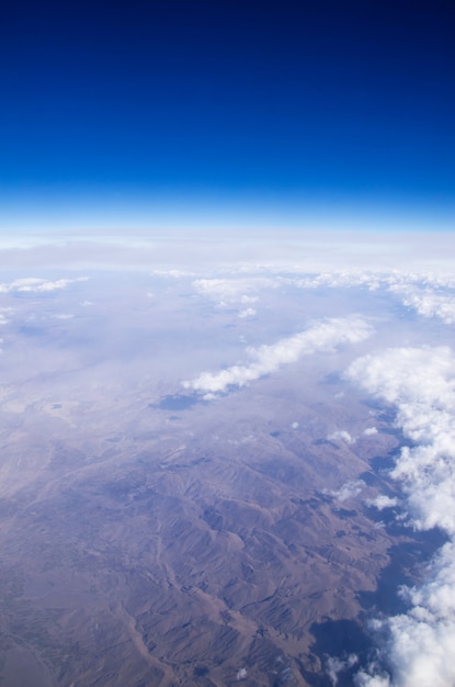 小さな雲と青い空を背景