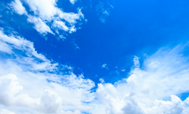 Foto sfondo azzurro del cielo con piccole nuvole
