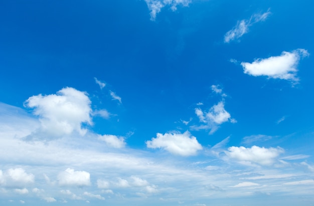 Фон голубого неба с крошечными облаками