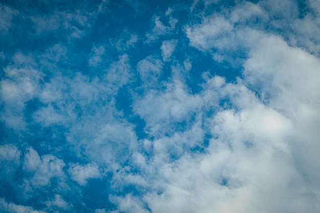 白い雲と青い空の背景抽象的な季節の天気