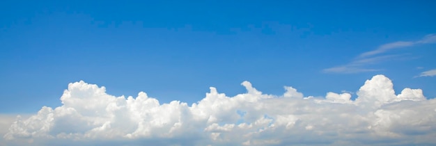 白い雲のバナーと青い空の背景