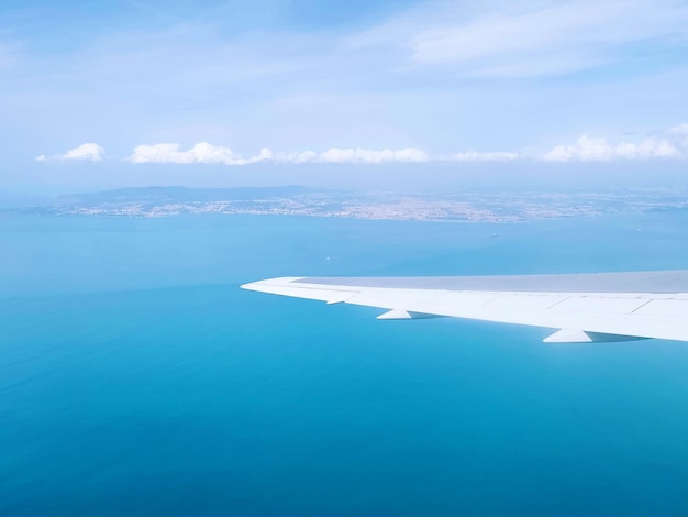 白い雲と青い空の背景美しさの明るい空気の背景環境の日の地平線のスカイライン ビューの暗い鮮やかなシアンの風景