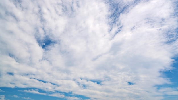 白い雲と青い空の背景自然環境と自然の背景。