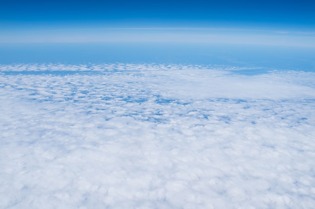 白い雲、天気と青い空の背景