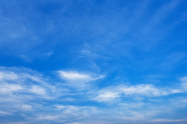 青い空の背景に白い雲