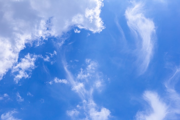 青い空の背景に白い雲