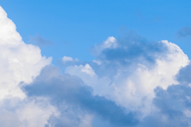 白い雲と青空の背景