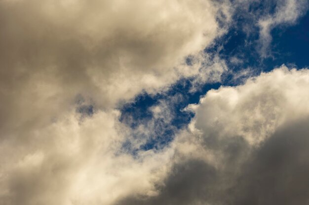 白い雲と青い空の背景