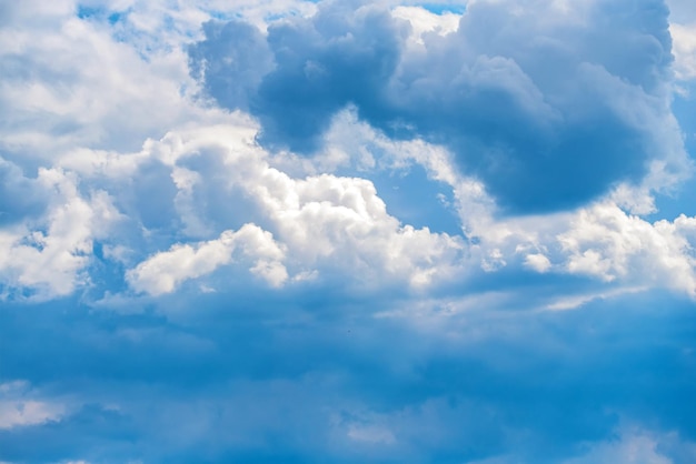 白い雲と青い空の背景