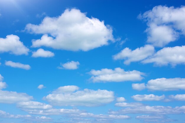 白い雲と青い空の背景