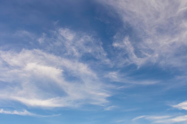 白い雲と青い空の背景