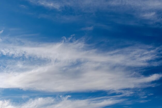 白い雲と青い空の背景