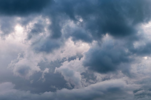 白い雲と青い空の背景