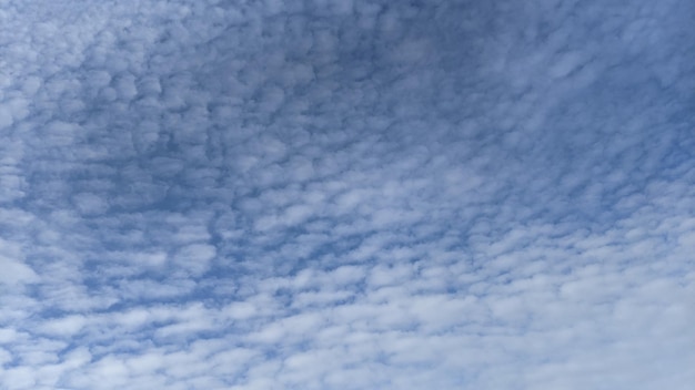 Foto sfondo cielo blu con nuvole bianche essere utilizzato come sfondo