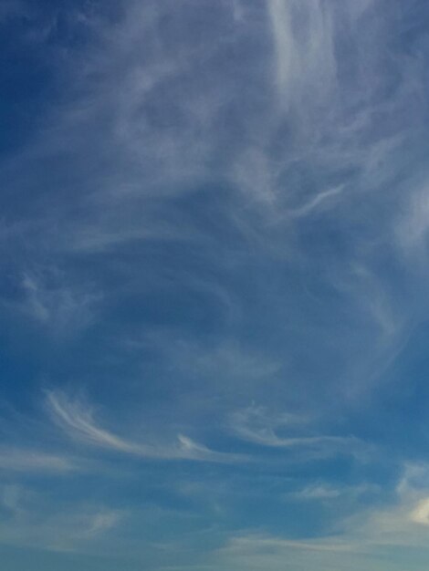 Photo blue sky background with white cloudssky cloudssky with white clouds