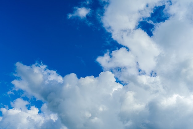 白いふわふわの雲と青い空の背景-画像