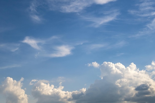 白い縞模様の雲と青い空の背景晴れの日と良い風の強い天気