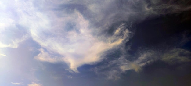 青い空 澄んだ景色 白い雲 写真