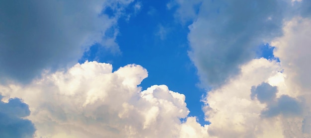 青い空 澄んだ景色 白い雲 写真