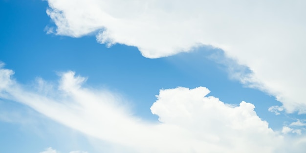 青い空 雲の背景 雲の夏 明るい光 白い美しさ 自然の質感 春の日の地平線